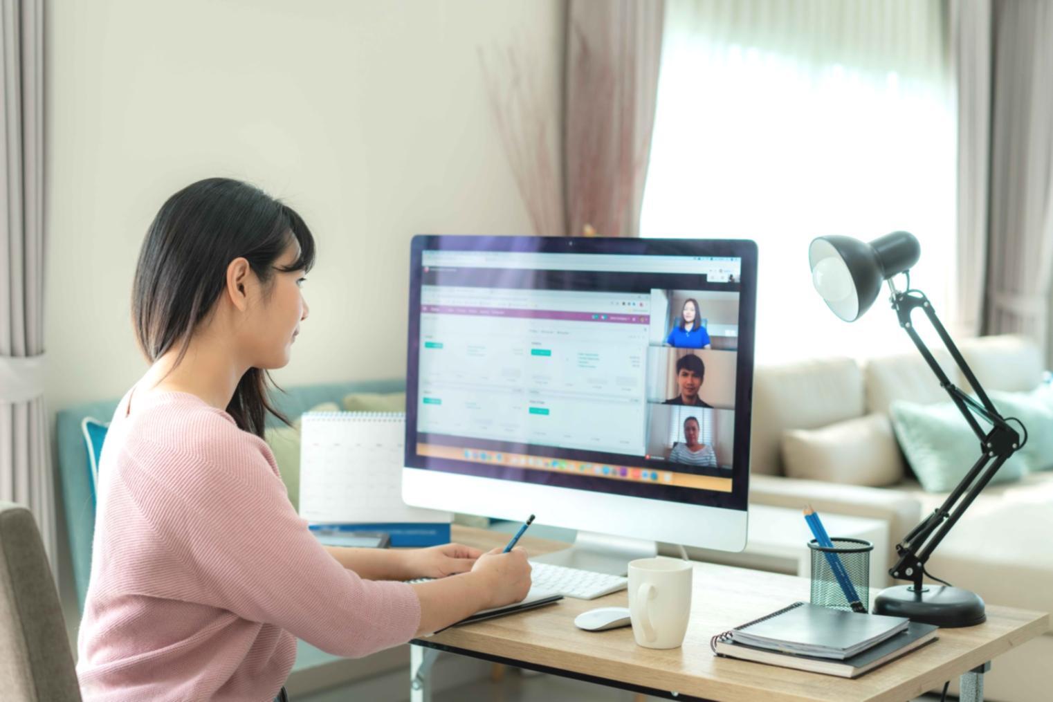 Teilnehmer arbeiten konzentriert an ihren persönlichen Entwicklungszielen