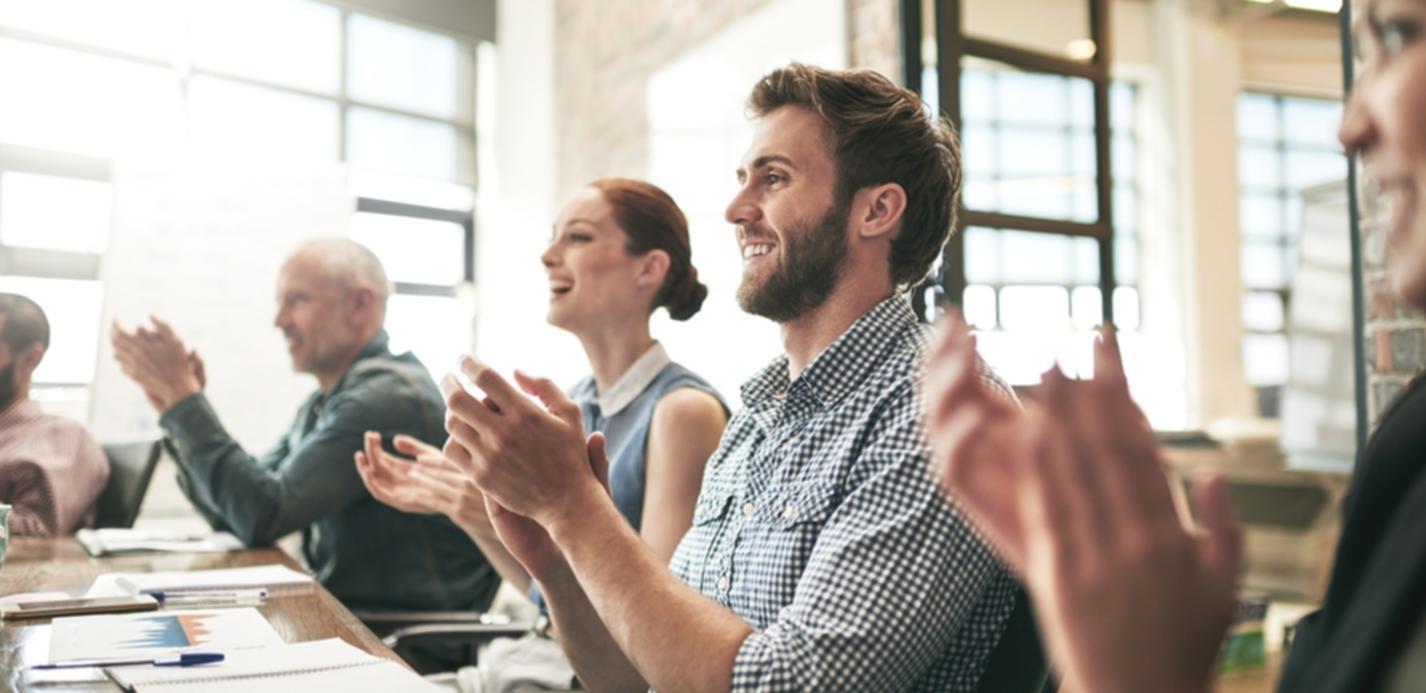 Gruppe diskutiert Lernfortschritte in entspannter Atmosphäre