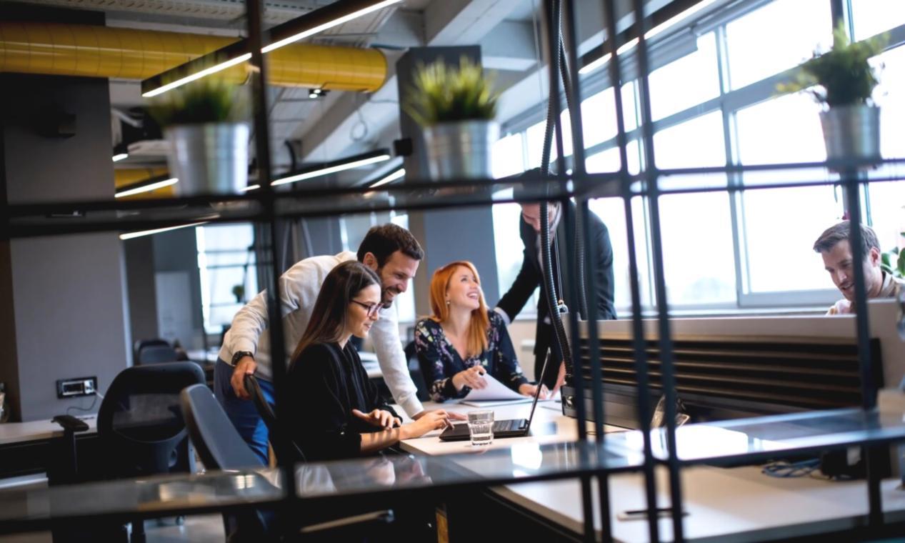 Mensch bei konzentrierter Arbeit an persönlichen Zielen